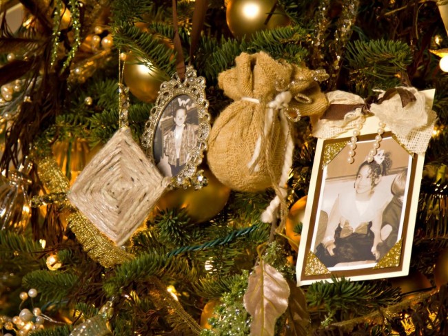 Семейните снимки са много душевна, сладка украса за празнично дърво