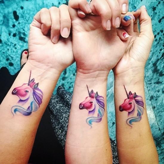 170 idées et inspirations créatives de tatouage de frères et sœurs licorne colorée trois soeurs