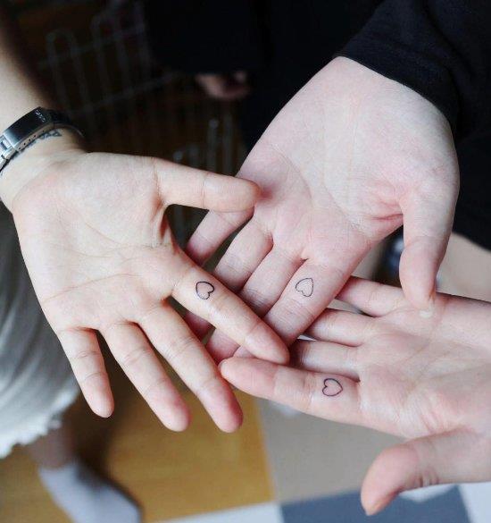 170 idées et inspirations créatives de tatouage de frères et sœurs trois doigts de coeurs frères et sœurs