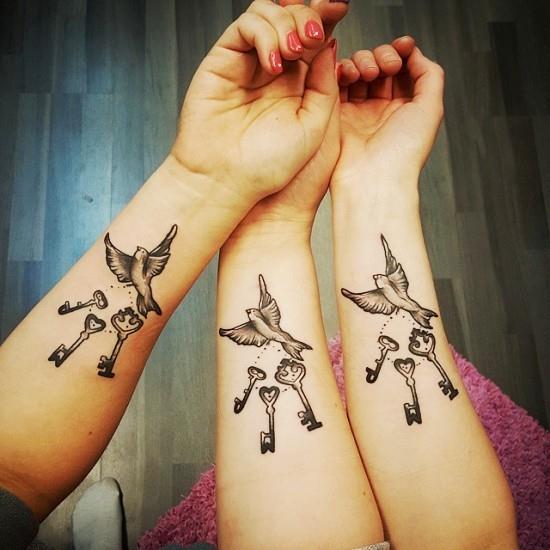 170 idées et inspirations créatives de tatouage de frères et sœurs trois oiseaux avec un trousseau de clés