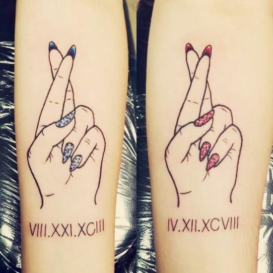 170 idées et inspirations créatives de tatouage de frères et sœurs, les doigts croisés promettent le bonheur