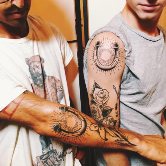 170 idées et inspirations créatives de tatouage de frères et sœurs fleurs de fer à cheval frère chanceux