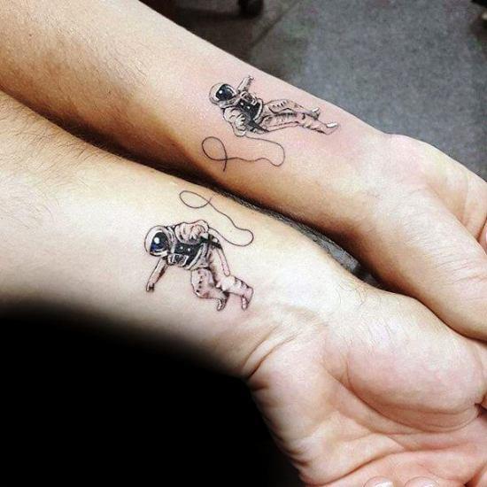 170 idées et inspirations créatives de tatouage de frères et sœurs cosmonautes frère soeur