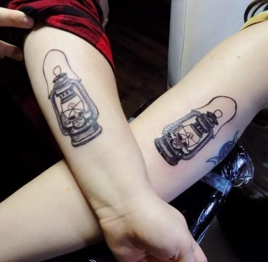 170 idées et inspirations créatives de tatouage de frères et sœurs lanterne lumière dans le noir