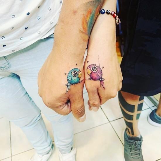 170 idées et inspirations créatives de tatouage de frères et sœurs perroquet bleu violet