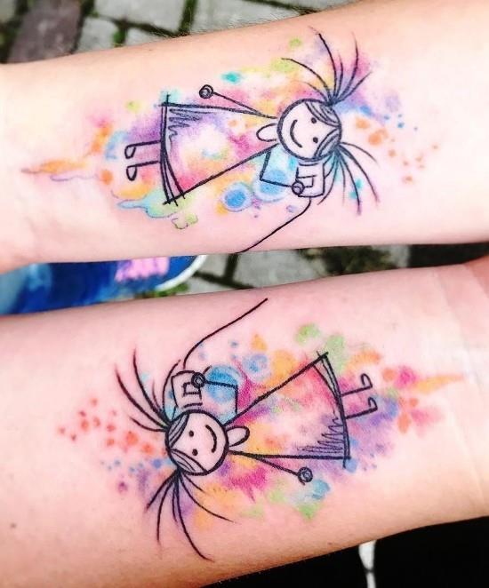 170 idées et inspirations créatives de tatouage de frères et sœurs téléphone aquarelle coloré de deux soeurs