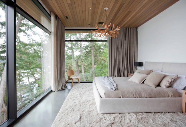 Dovedně zvolený odstín (dokonce zcela neutrální) a záclonový materiál mohou proměnit hotový interiér místnosti