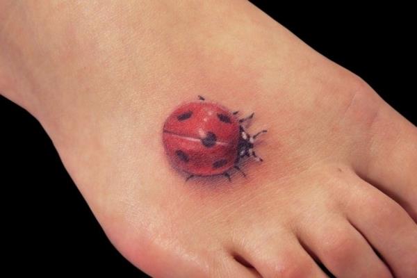 3d tatuaż tatuaż na stopie biedronka