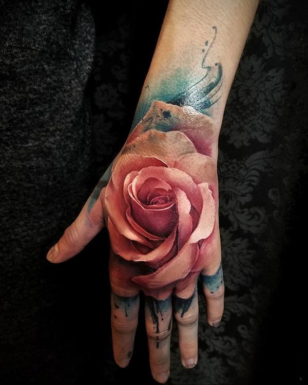 Ręka tatuażu 3D na różach