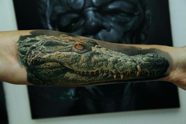 Tatuaże 3d wewnątrz krokodyla ramienia