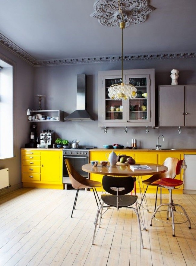 Perfekte Kombination aus grauer Decke und gelben Küchenschränken. Beachten Sie die lackierte Polyurethan-Rosette und die Stuckleisten