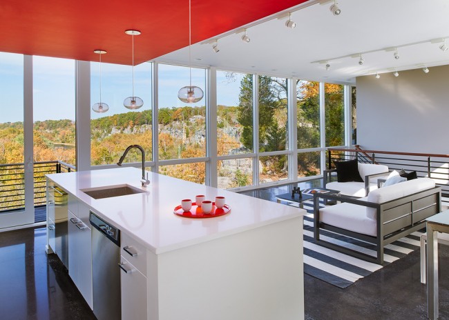 Leuchtend rote Farbe der Gipskartonkonstruktion als einziger heller Akzent in der Wohnküche