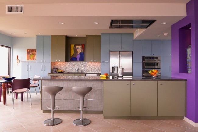 Eine gedeckte rosa Decke und der Einsatz von Colourblocking im Küchendesign