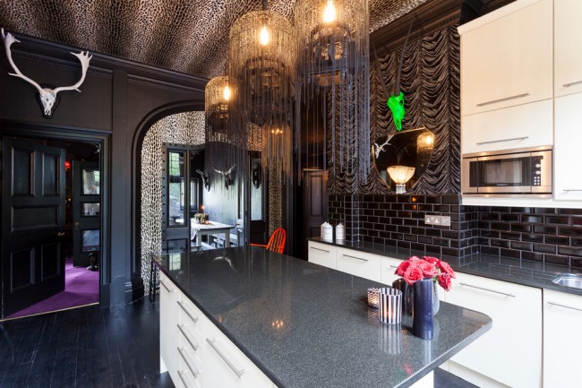 Küche mit Art-Deco-Elementen und Animal-Print in der Decke
