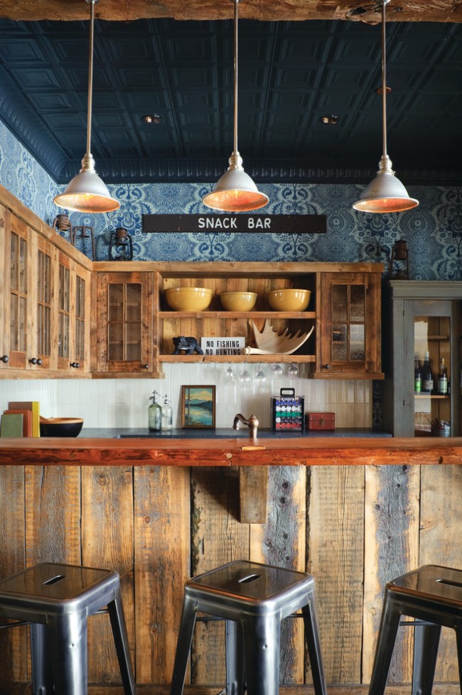Dunkelblaue Decke aus Styroporfliesen in rustikalem Interieur