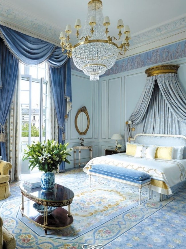 غرفة نوم على الطراز الإمبراطوري باللون الأزرق اللطيف