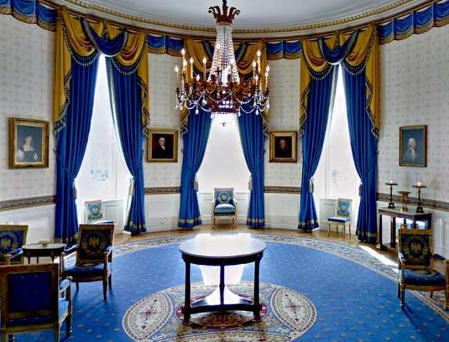 قاعة غالا مع عناصر ديكور زرقاء زاهية