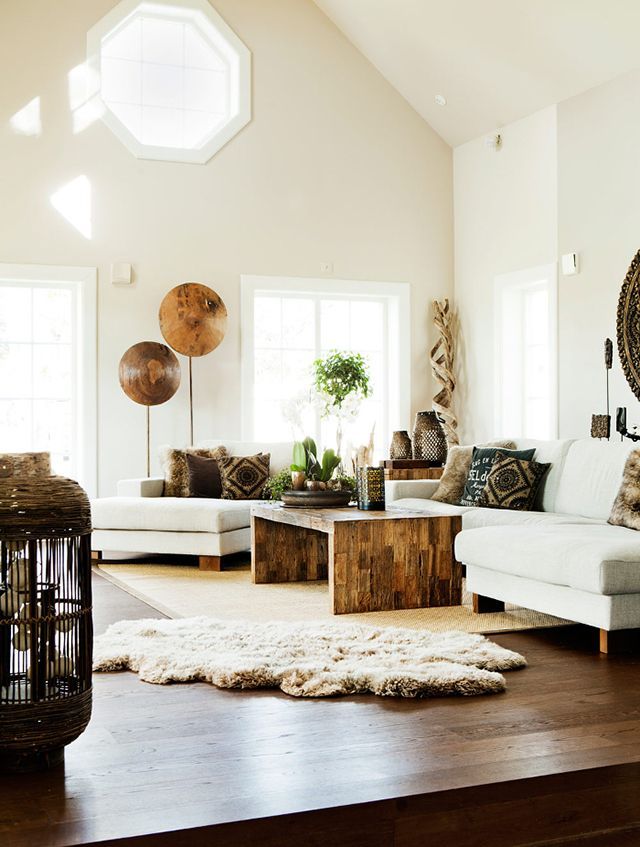 Ламинат и килим в хола на частна къща