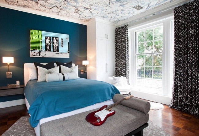 Белият гардероб и леглото изглеждат добре с богати тюркоазени цветове на стените