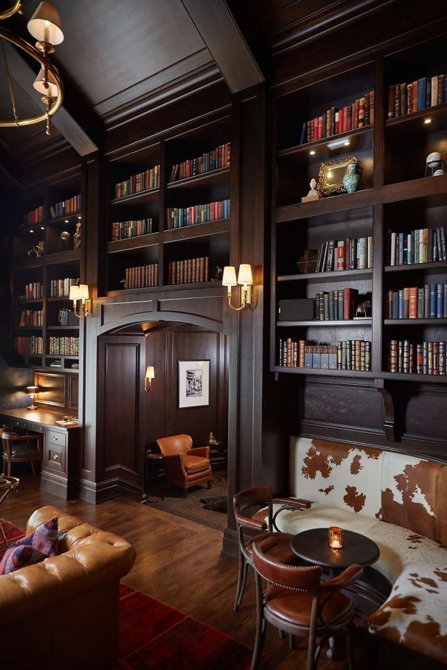 Luxusní domácí knihovna ze dřeva s obrovskými oblouky