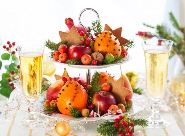 هذا العام ، يجب أن تكون طاولة العام الجديد الخاصة بك مشرقة ومتألقة وبها الكثير من الفاكهة.