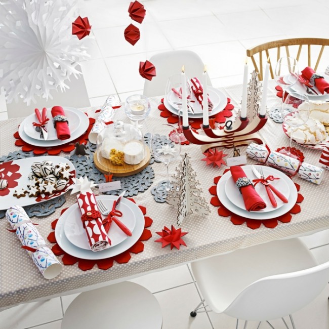 Červené a bílo-červené ubrousky na novoročním stole