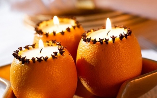 الشموع في البرتقال - زخرفة احتفالية أصلية وذات صلة لطاولة رأس السنة الجديدة