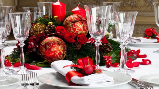 Vánoční složení jedlových větví, šišek a svíček