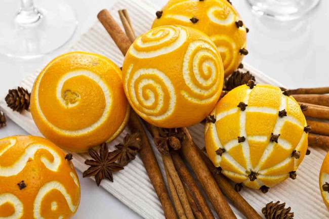 Dekor na bázi citrusů je vynikajícím prvkem novoročního prostírání, které osloví hostitelku roku.