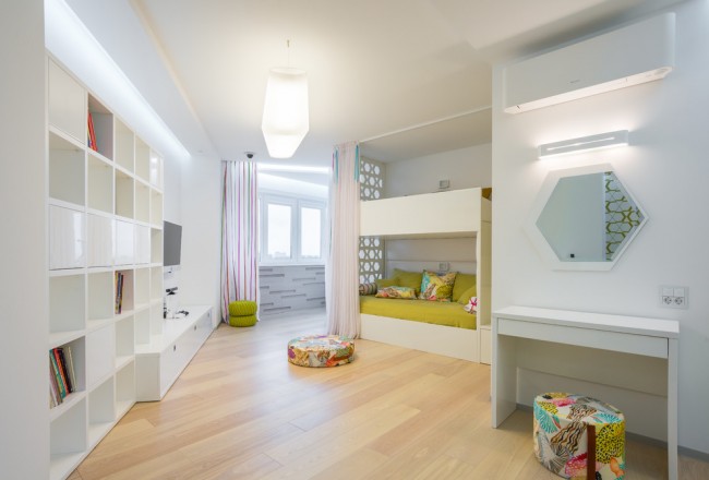 Светла просторна детска стая в стила на минимализма