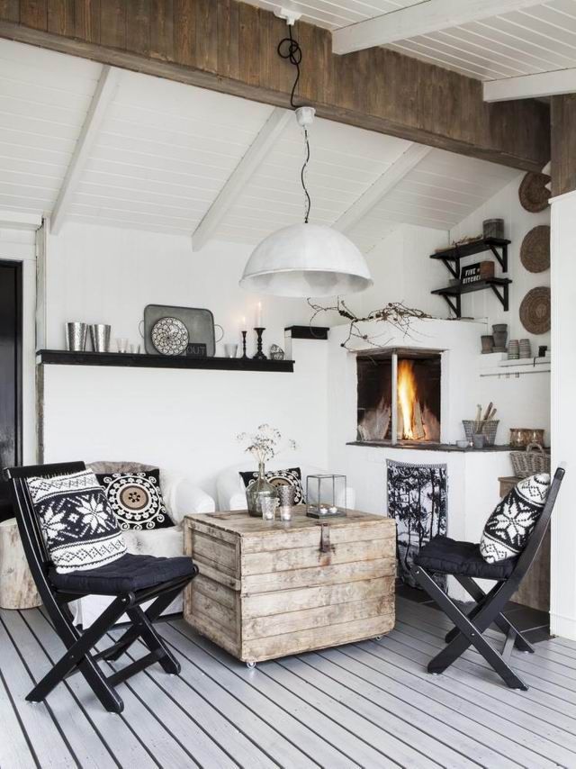Verschneiter skandinavischer Stil mit weißer Decke und Holzbalken