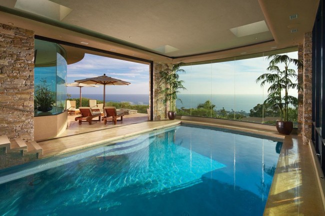 Bazén s panoramatickými okny vypadá velmi krásně