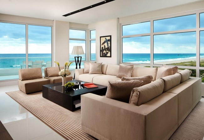 Útulný obývací pokoj s nádherným výhledem na oceán