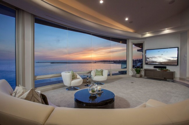 Panoramatické zasklení v interiéru moderního obývacího pokoje
