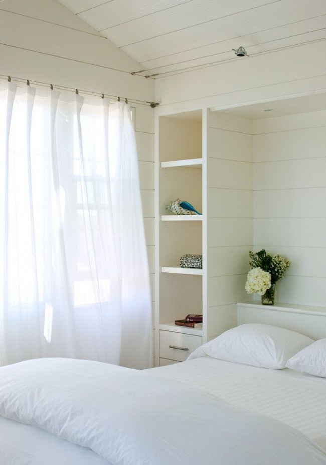 Деликатна бяла спалня с минимално количество мебели и декоративни елементи