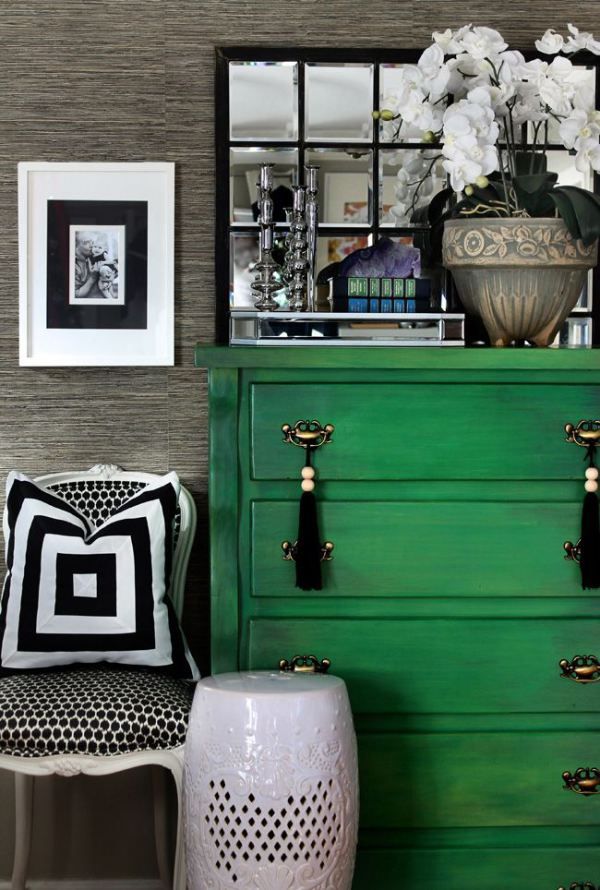 Kombinace zeleného nábytku a šedého interiéru vypadá klidně a krásně