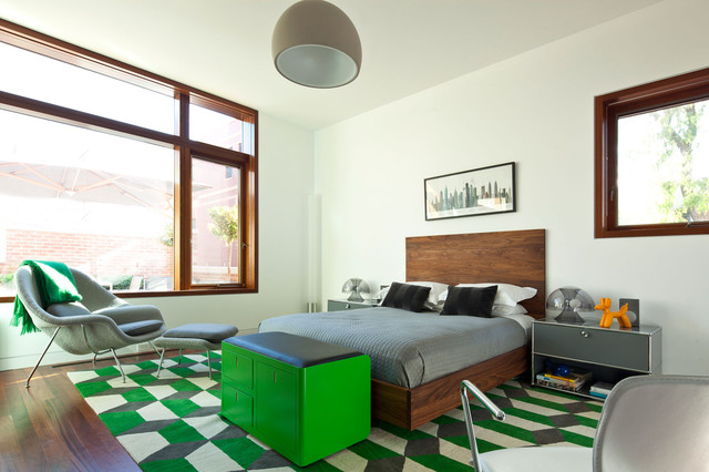 Jasně zelené akcenty a dřevěná postel v bílé ložnici