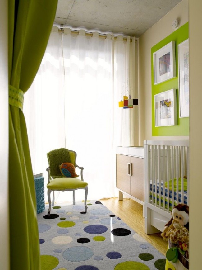 Prvky nábytku a dekoru v zelené barvě v dětské ložnici v mléčné barvě