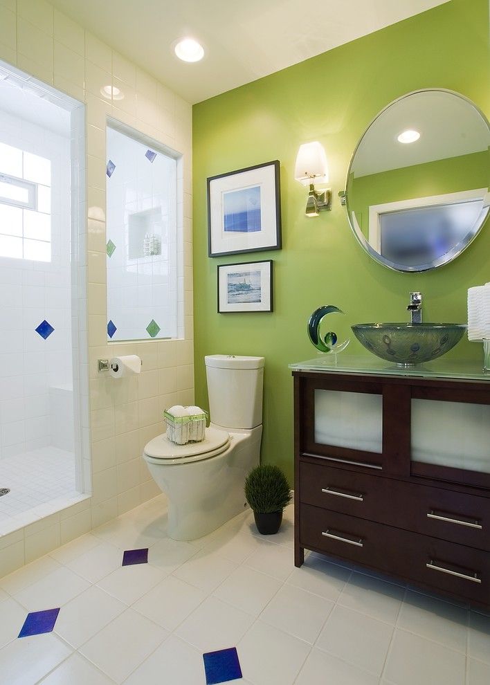 Kombinace bílé a zelené je vhodná i pro dekoraci koupelny