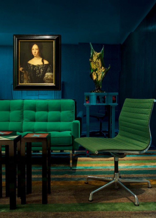 Zelený nábytek proti tmavě modrým stěnám