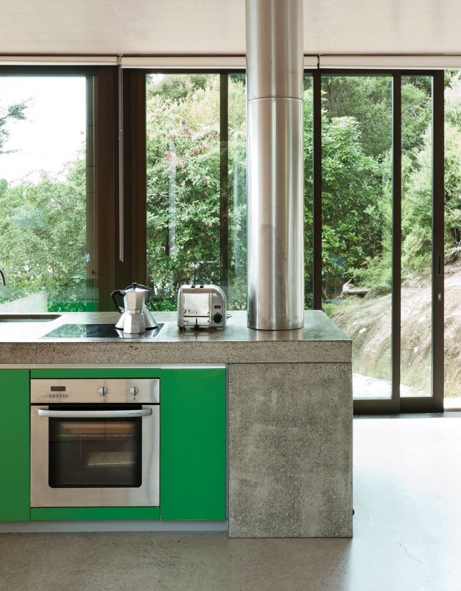 Zelená spolu se šedou žulou a kuchyňskými spotřebiči v barvě oceli vypadají módně a krásně