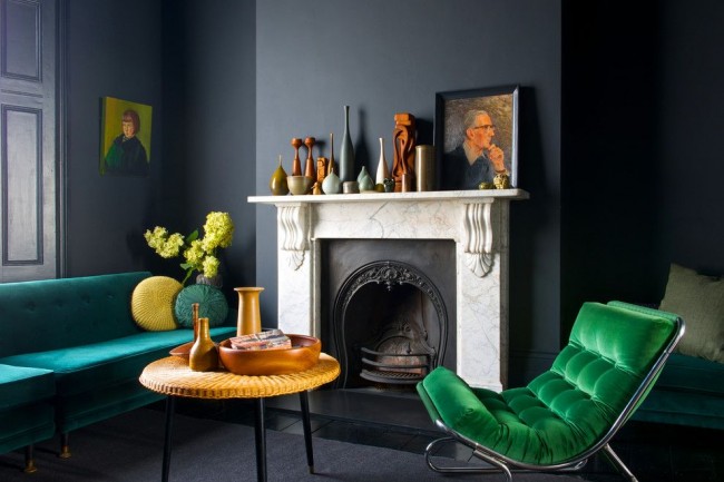 Zelený nábytek v tmavě šedém obývacím pokoji