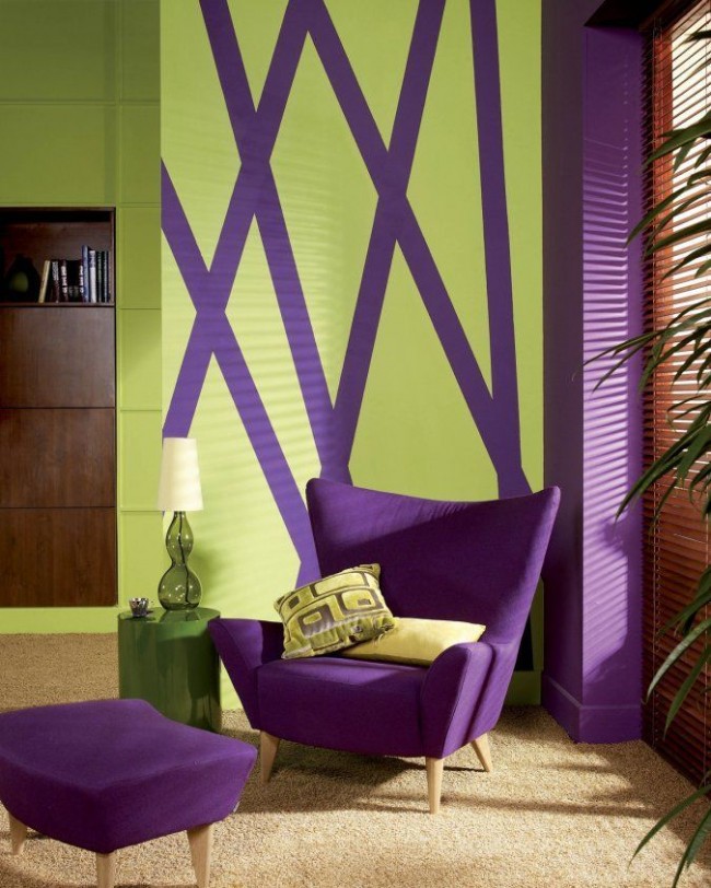 Fialové pruhy na zelených stěnách doplňují fialový nábytek