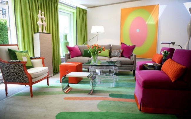 Zelené závěsy a oranžový nábytek ve světlém obývacím pokoji