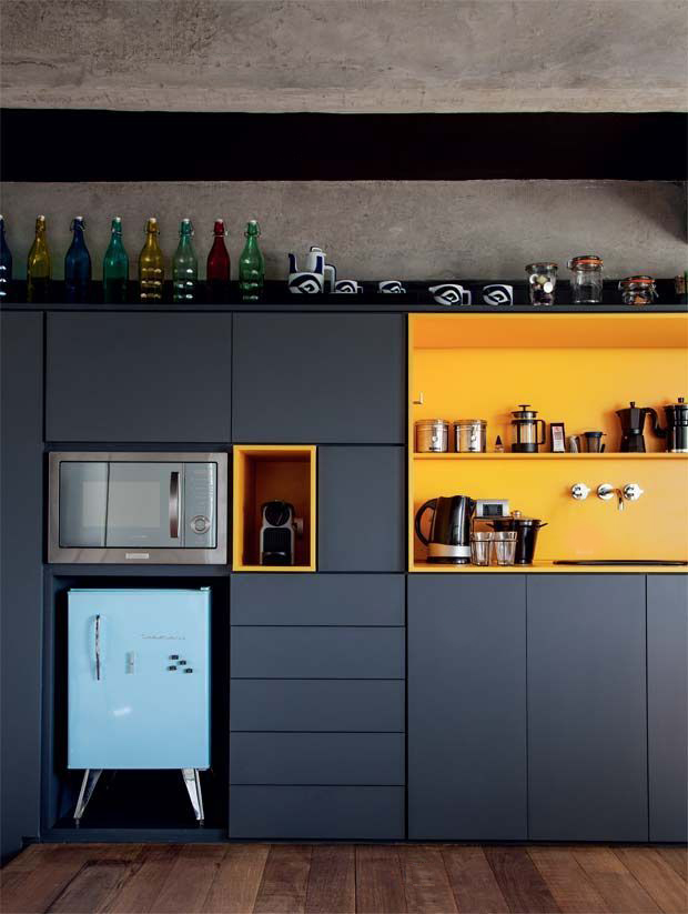 Kontrastní kombinace žluté a černé v interiéru kuchyně
