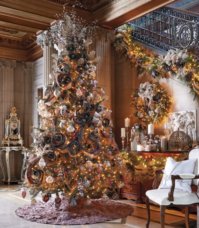Nádherný vánoční stromeček s papírovou dekorací