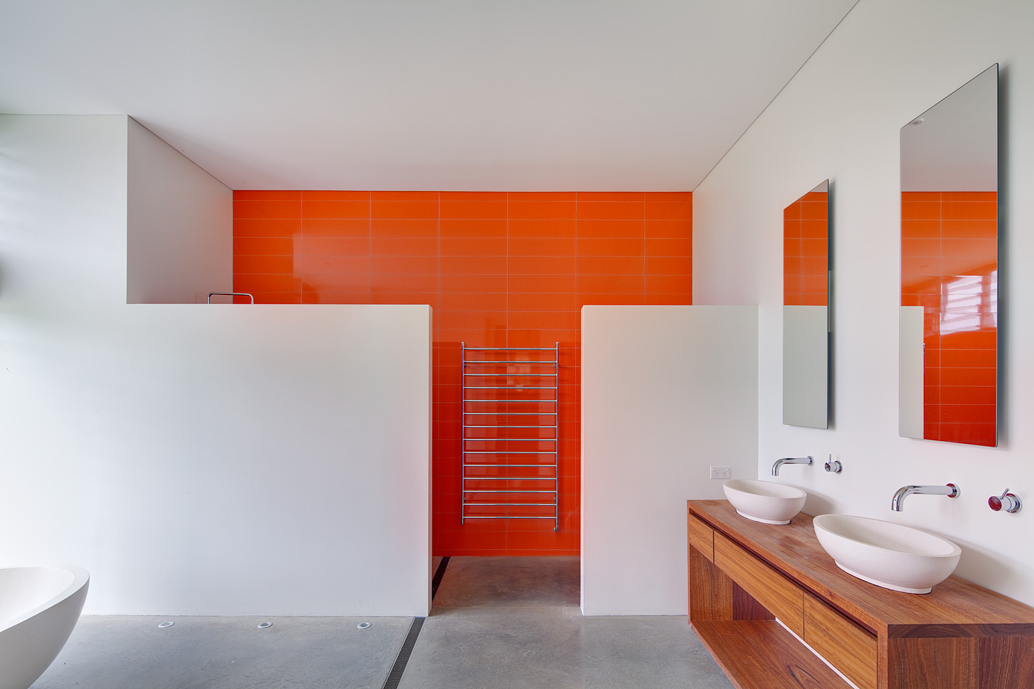 ديناميكي ، برتقالي نيون تقريبًا في تصميم الحمام