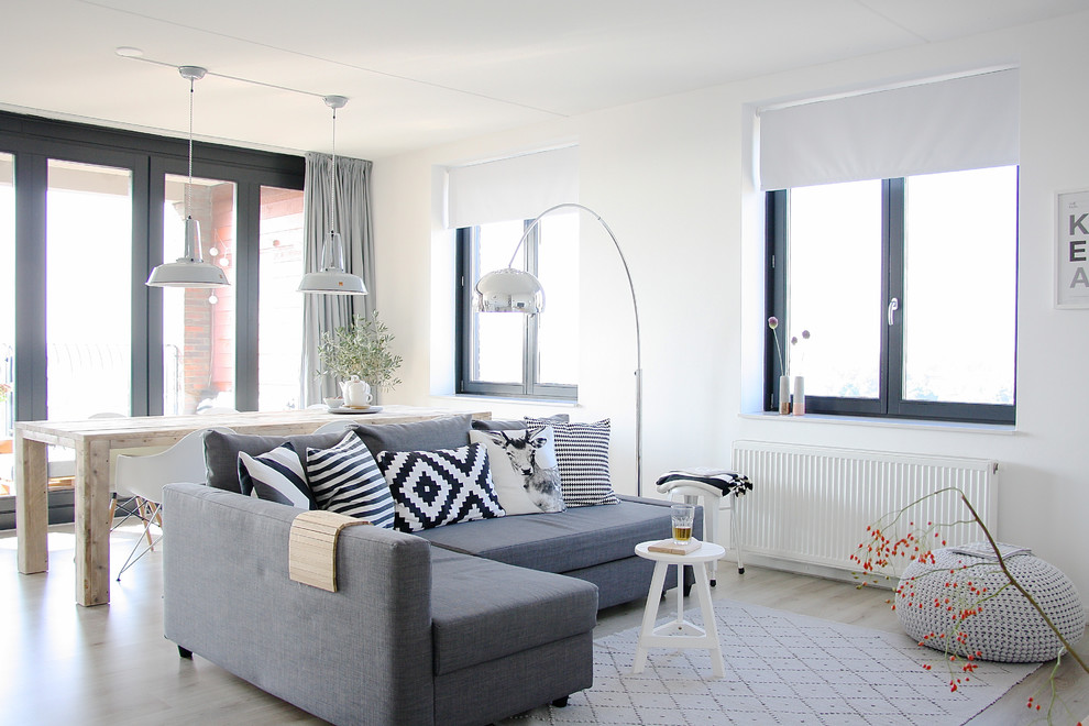 Obývací pokoj s jídelnou, zařízený ve skandinávském stylu