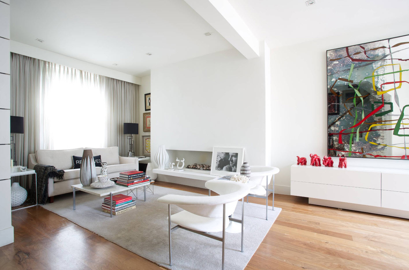 Pohovka a pár pohodlných křesel - optimální sada nábytku pro obývací pokoj