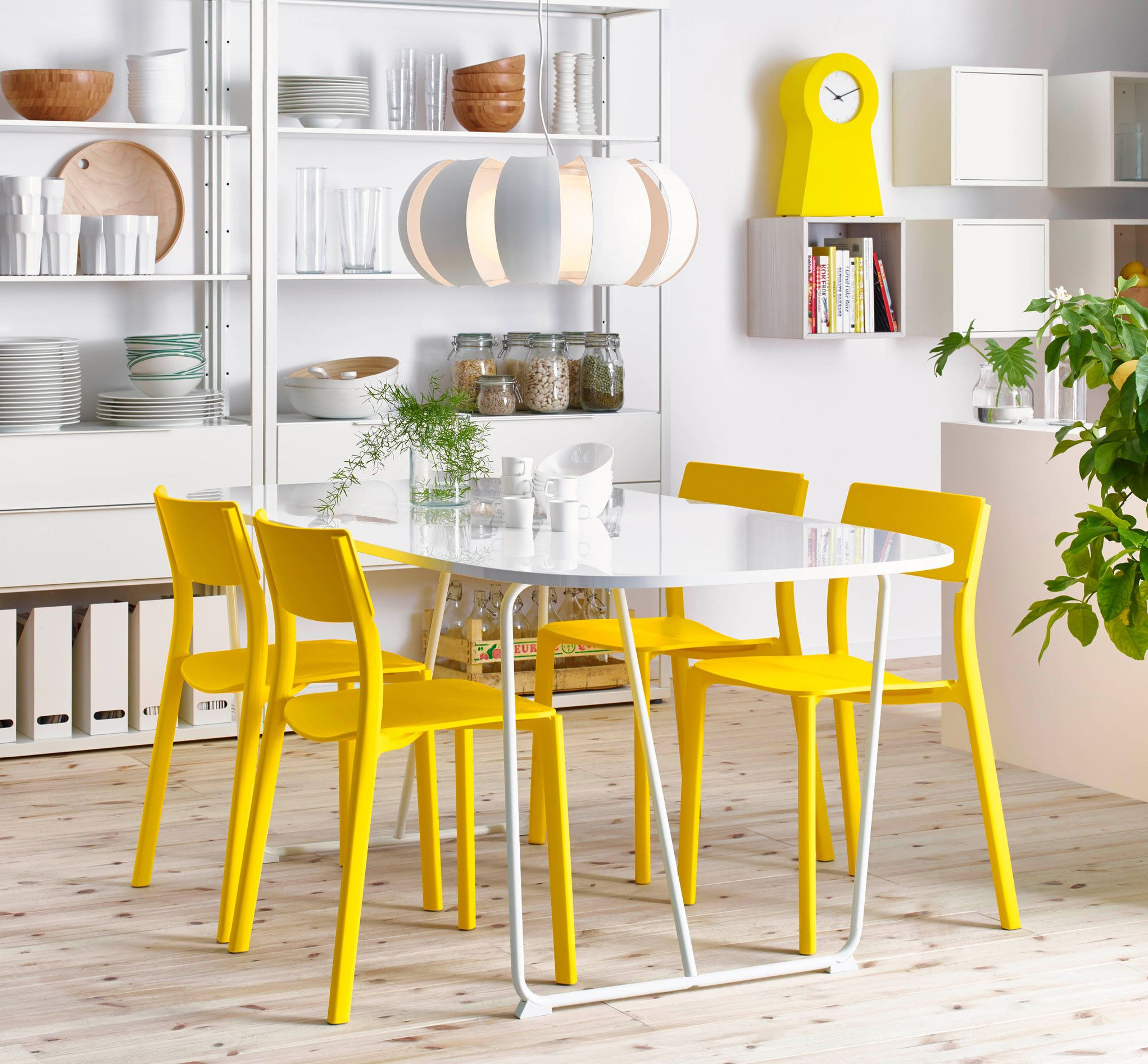 Obdélníkový stůl IKEA z bílého plastu se zaoblenými hranami
